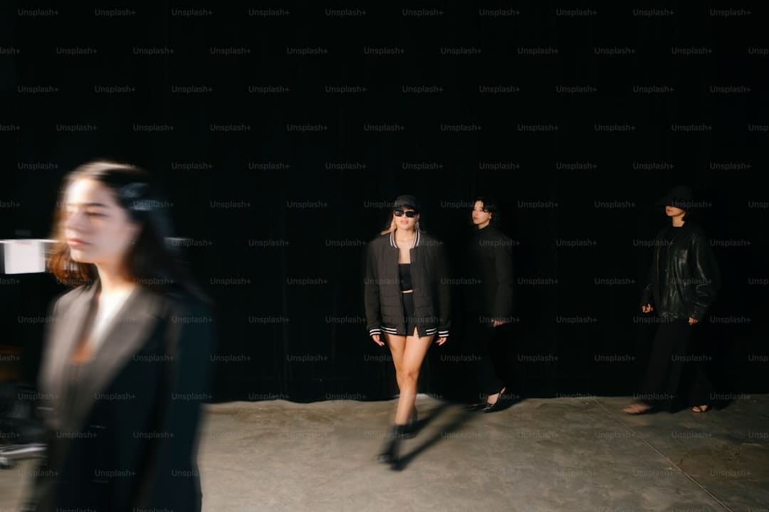 具俊晔现身大S墓地 坐旁边为其修图 深情守护引发感动